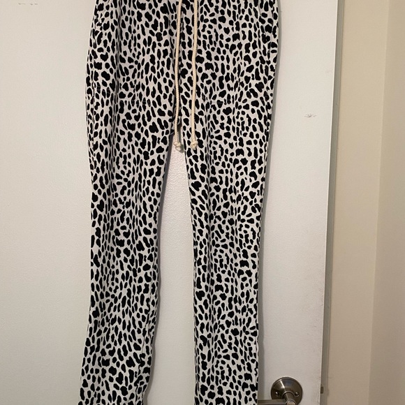 Lou & Grey Leopard Print Cozy Cotton Terry Sweatpants - Picture 2 of 2